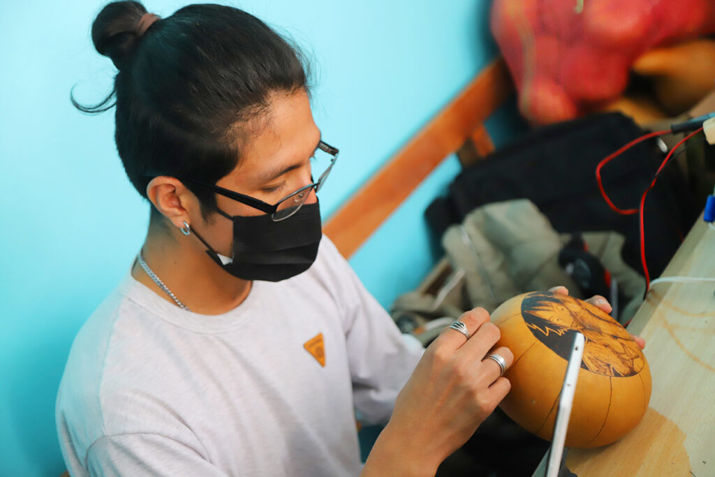 Artesano trabajando burilado